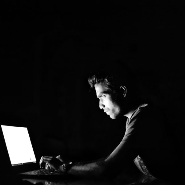 hacking-2903156_1920